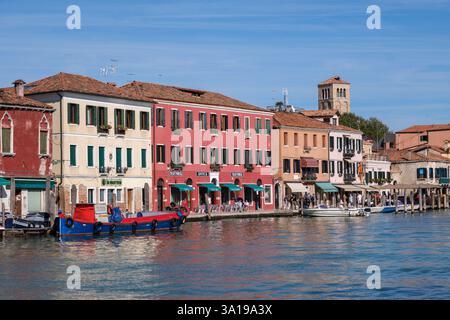 Venise, Italie - 12 octobre 2024 : une rangée de bâtiments colorés en bord de mer à Murano Banque D'Images