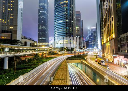 Hong Kong, Chine, trafic avec rues et gratte-ciel dans la ville de Hong Kong la nuit à Hong Kong, Chine. Banque D'Images