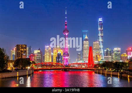 Shanghai, Chine, Shanghai skyline au Bund avec Oriental Pearl Tower dans le centre-ville de Shanghai, Chine. Banque D'Images