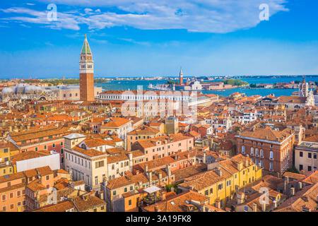 Une vue aérienne à couper le souffle de Venise, en Italie, avec ses toits rouges historiques, et l'emblématique place San Marco, capturant le charme Banque D'Images