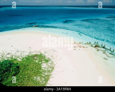 Plage tropicale avec océan bleu, drone vue sur le paysage marin en journée ensoleillée Banque D'Images