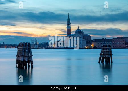 Vue de San Giorgio Maggiore depuis Punta della Dogana à Venise en début de matinée Banque D'Images