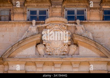 Bouclier sur la façade, Palacio de los Hurtado de Mendoza , palacio de los Altamira, Almazán, Soria, Castilla y León, Espagne Banque D'Images