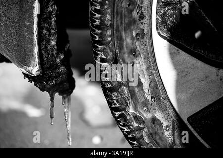 accumulation de glace et de neige sur le passage de roue du pneu arrière. Banque D'Images