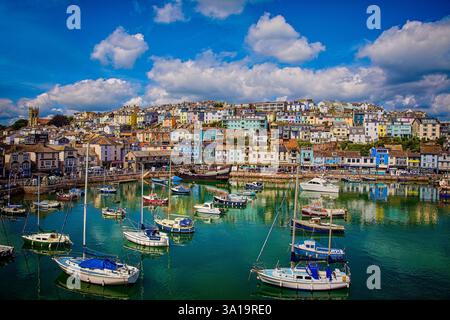 GB - DEVON : vue sur le port populaire de Brixham et le village pittoresque (photographie par Edmund Nagele FRPS) Banque D'Images