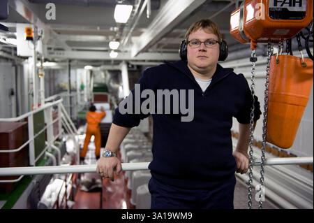 Portrait deuxième / deuxième navire ingénieur. 2ème / deuxième ingénieur du navire porte-conteneurs MS Flintercape à l'intérieur de la machine du navire et de la salle des machines lors d'un voyage de Rotterdam, pays-Bas vers Sundsvall, Suède avec une cargaison de conteneurs. MRYES Rotterdam NLD - Sundsvall se ContainerVessel MS Flintercape Noordzee, Baltische Zee, Golf va Netherlands Copyright : xGuidoxKoppesxPhotox Banque D'Images