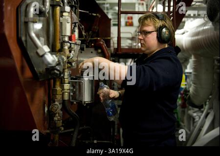 Portrait deuxième / deuxième navire ingénieur. 2ème / deuxième ingénieur du navire porte-conteneurs MS Flintercape à l'intérieur de la machine du navire et de la salle des machines lors d'un voyage de Rotterdam, pays-Bas vers Sundsvall, Suède avec une cargaison de conteneurs. MRYES Rotterdam NLD - Sundsvall se ContainerVessel MS Flintercape Noordzee, Baltische Zee, Golf va Netherlands Copyright : xGuidoxKoppesxPhotox Banque D'Images