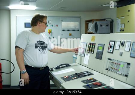 2ème / deuxième ingénieur. Deuxième / deuxième ingénieur dans la salle de contrôle des moteurs du MS Flinetercape lors d'un voyage de Rotterdam, pays-Bas à Sundvall, Suède. MRYES Rotterdam NLD - Sundsvall se ContainerVessel MS Flintercape Noordzee, Baltische Zee, Golf va Netherlands Copyright : xGuidoxKoppesxPhotox Banque D'Images
