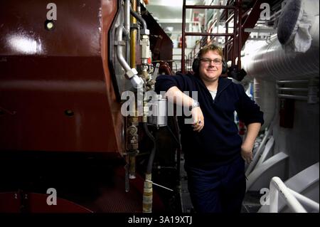 Portrait deuxième / deuxième navire ingénieur. 2ème / deuxième ingénieur du navire porte-conteneurs MS Flintercape à l'intérieur de la machine du navire et de la salle des machines lors d'un voyage de Rotterdam, pays-Bas vers Sundsvall, Suède avec une cargaison de conteneurs. MRYES Rotterdam NLD - Sundsvall se ContainerVessel MS Flintercape Noordzee, Baltische Zee, Golf va Netherlands Copyright : xGuidoxKoppesxPhotox Banque D'Images