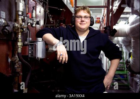 Portrait deuxième / deuxième navire ingénieur. 2ème / deuxième ingénieur du navire porte-conteneurs MS Flintercape à l'intérieur de la machine du navire et de la salle des machines lors d'un voyage de Rotterdam, pays-Bas vers Sundsvall, Suède avec une cargaison de conteneurs. MRYES Rotterdam NLD - Sundsvall se ContainerVessel MS Flintercape Noordzee, Baltische Zee, Golf va Netherlands Copyright : xGuidoxKoppesxPhotox Banque D'Images