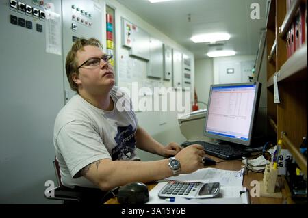 2ème / deuxième ingénieur. Deuxième / deuxième ingénieur dans la salle de contrôle des moteurs du MS Flinetercape lors d'un voyage de Rotterdam, pays-Bas à Sundvall, Suède. MRYES Rotterdam NLD - Sundsvall se ContainerVessel MS Flintercape Noordzee, Baltische Zee, Golf va Netherlands Copyright : xGuidoxKoppesxPhotox Banque D'Images