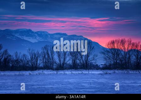 Chaîne de montagnes de Cadí dans un coucher de soleil hivernal enneigé (Catalogne, Espagne, Pyrénées) ESP : la Serra del Cadí, en un atardecer de invierno nevado (Cataluña España) Banque D'Images