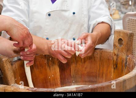 L'artisanat fait main de la production de mozzarella Bufala faite avec du lait dans la région Campanie en Italie. Banque D'Images