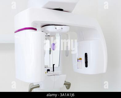 Machine à rayons X panoramique dentaire de pointe dans un cadre clinique lumineux et stérile, assurant des diagnostics précis et des soins aux patients Banque D'Images