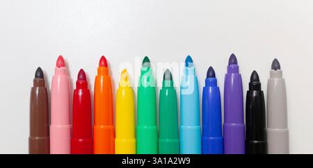 Multi-couleur-feutres, marqueurs sur un arrière-plan blanc isolé. Banque D'Images