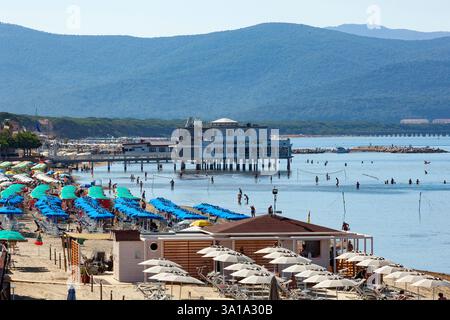 Follonica est une ville de la province de Grosseto dans la région italienne de Toscane. Il est célèbre pour sa plage dorée et sa belle mer propre. Banque D'Images