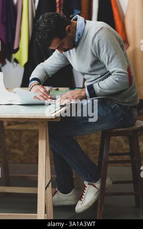 Portrait d'un cordonnier en cuir de coupe. Concept de chaussures concepteur. Banque D'Images