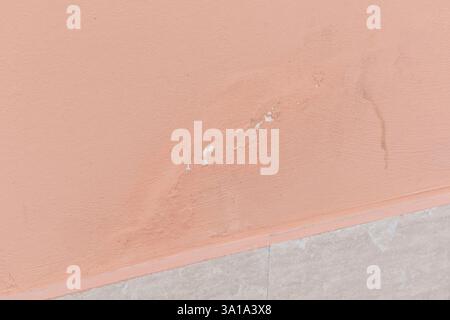 La peinture écaillée sur ce mur est un signe de dommages causés par l'eau, indiquant la nécessité d'une restauration du bâtiment Banque D'Images