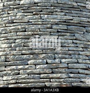 Gros plan sur le toit conique typique d'un trulli, fait de pierres grises, à alberobello, dans les pouilles Banque D'Images