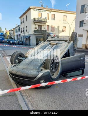 La voiture est couchée à l'envers sur la route après un accident de voiture dangereux dans la ville Banque D'Images