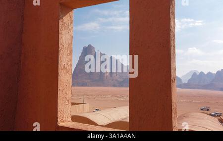 Sept piliers de la sagesse vus d'une fenêtre. Belle formation de rochers à l'entrée à Wadi Rum. Banque D'Images