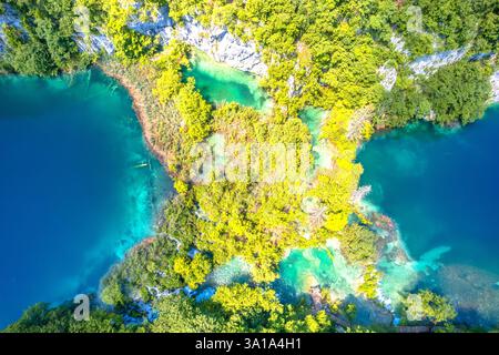 Birds Eye vue des cascades et de la barrière de tuf aux lacs de Plitvice, le parc national le plus pittoresque de Croatie Banque D'Images