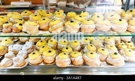 Deux étagères débordantes de délicieux Zeppole di San giuseppe, un régal italien classique, prêt à être savouré Banque D'Images
