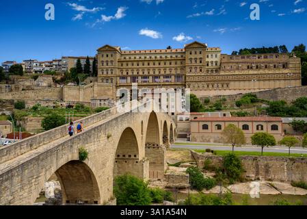 Pont Vell (ancien pont) et Grotte de Saint Ignace à Manresa (Bages, Barcelone, Catalogne, Espagne) ESP : Puente viejo y Cueva de San Ignacio de Manresa Banque D'Images