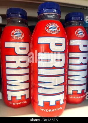 Boissons sportives, Bayern Munich, boisson hydratante, boisson énergétique, boissons énergétiques, shopping, consumérisme, étagère de supermarché, bouteilles Banque D'Images