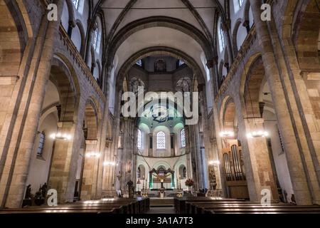 Église romane d'Aposteln - vue intérieure, Rhénanie du Nord-Westphalie, Allemagne, Cologne Banque D'Images