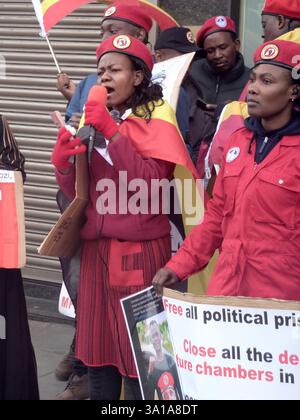 Londres, Royaume-Uni. Le 7 mars 2025. Les manifestants se rassemblent à Uganda House, à l'angle de Trafalgar Square, pour protester contre le soutien politique et financier que le gouvernement britannique, entre autres, offre à la « direction dictatoriale » ougandaise. Un uniforme rouge classique est porté dans le style de ceux qui s'opposent au régime ougandais. © Amstel Adams/ Alamy Live News Banque D'Images