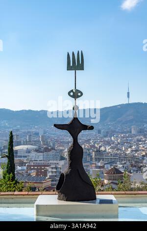 Sculpture extérieure en bronze Soleil, Lune et une étoile au Musée de la Fondation Joan Miró, Barcelone, Espagne Banque D'Images
