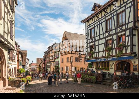 Rue principale avec des maisons historiques dans la vieille ville de Riquewihr, Alsace, France Banque D'Images