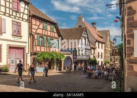 Rue principale avec des maisons historiques dans la vieille ville de Riquewihr, Alsace, France Banque D'Images