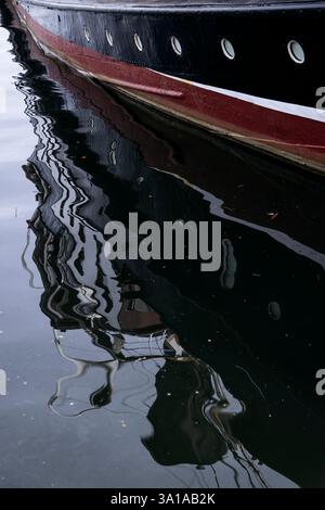 Reflet d'un navire dans le port de Flensburg Banque D'Images