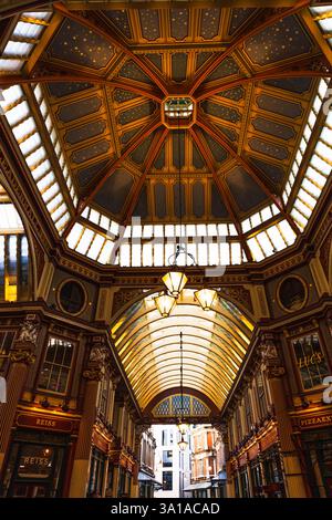 Vue imprenable sur le plafond orné de Leadenhall Market. Londres, Royaume-Uni, 2 septembre 2023 Banque D'Images