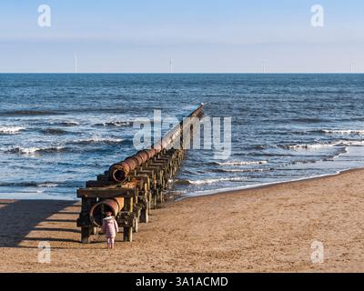 Pipeline brisé et rouillé menant à la mer du Nord à Cambois, Northumberland, Royaume-Uni, Banque D'Images