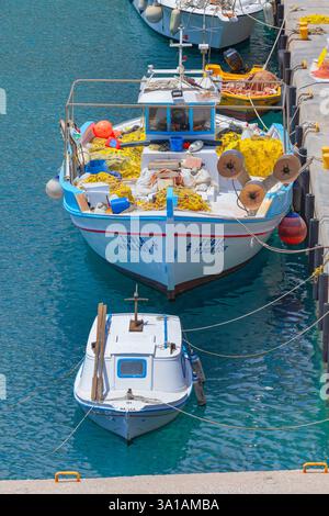 Bateaux de pêche, Livadia, île de Tilos, îles du Dodécanèse, Grèce Banque D'Images