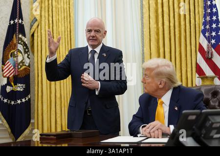 Washington, États-Unis d'Amérique. 07 mars 2025. Gianni Infantino, président de la Fédération internationale de Football Association (FIFA), prononce des remarques alors qu’il rencontre le président des États-Unis Donald J Trump qui signera un décret établissant un groupe de travail sur la Coupe du monde dans le bureau ovale de la Maison Blanche à Washington, DC, États-Unis, le vendredi 7 mars, 2025.Credit : Chris Kleponis/Pool/Sipa USA crédit : Sipa USA/Alamy Live News Banque D'Images
