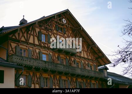 Ettal, Bavière, Allemagne, 12 novembre 2024 : Schloss ou château Linderhof au style rococo entouré de jardins et de parcs, maison bavaroise typique avec w Banque D'Images