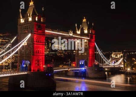 Angleterre, Londres, Tower Bridge illuminé la nuit et City of London Banque D'Images