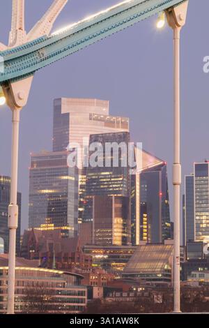 Angleterre, Londres, ville de Londres Skyline depuis Tower Bridge au crépuscule Banque D'Images