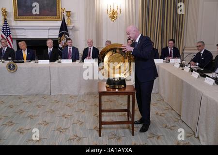 Washington, États-Unis d'Amérique. 07 mars 2025. Gianni Infantino, président de la Fédération internationale de Football Association (FIFA), affiche le Trophée de la Coupe du monde avant que le président des États-Unis Donald J Trump fasse des remarques au sommet de la Maison Blanche sur les actifs numériques (Crypto) dans la salle à manger d'État de la Maison Blanche à Washington, DC, États-Unis, le vendredi 7 mars, 2025.Credit : Chris Kleponis/Pool/Sipa USA crédit : Sipa USA/Alamy Live News Banque D'Images