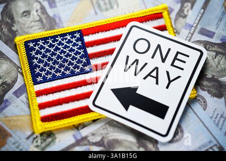 Drapeau des États-Unis et panneau à sens unique sur les billets de dollar, photo symbolique de la présidence et Agenda 47 Banque D'Images
