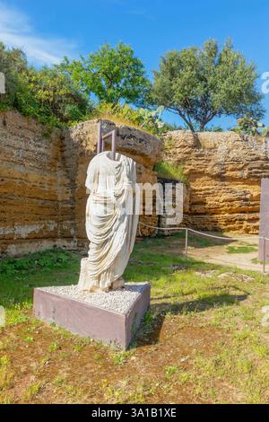 Statue, Vallée des temples, Agrigente, Sicile, Italie Banque D'Images