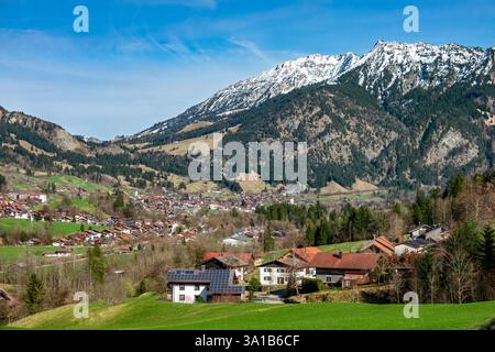 Bad Hindelang dans la vallée de l'Ostrachtal. Le quartier Liebenstein au premier plan. Les Alpes de Allgäu en arrière-plan. Banque D'Images