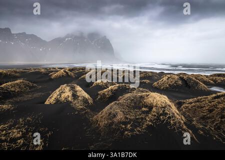 Vue sur les dunes de sable noir en face de la montagne Vestrahorn. Péninsule de Stokksnes, Hofn, Austurland, Islande, Europe. Banque D'Images