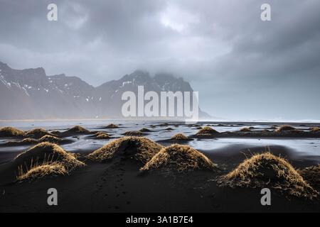 Vue sur les dunes de sable noir en face de la montagne Vestrahorn. Péninsule de Stokksnes, Hofn, Austurland, Islande, Europe. Banque D'Images