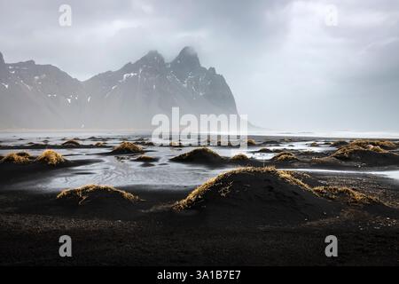 Vue sur les dunes de sable noir en face de la montagne Vestrahorn. Péninsule de Stokksnes, Hofn, Austurland, Islande, Europe. Banque D'Images