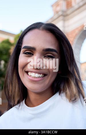 Jeune femme latino-américaine souriante devant porta pia à rome Banque D'Images